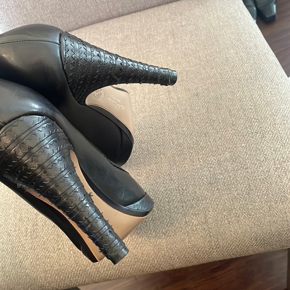 Salvatore Ferragamo leather black heels - Picture 2 of 5